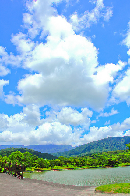 大坡池： [遊記]【台東池上鄉】大坡池。 藍天白雲與湖畔之美