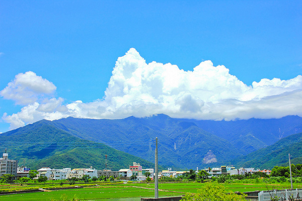 大坡池： [遊記]【台東池上鄉】大坡池。 藍天白雲與湖畔之美