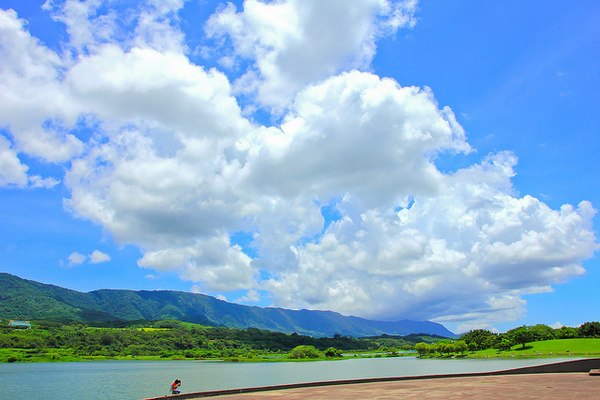大坡池： [遊記]【台東池上鄉】大坡池。 藍天白雲與湖畔之美