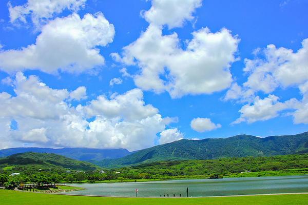 大坡池： [遊記]【台東池上鄉】大坡池。 藍天白雲與湖畔之美