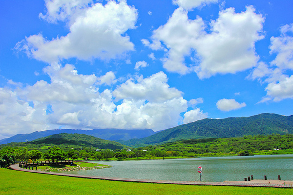 大坡池： [遊記]【台東池上鄉】大坡池。 藍天白雲與湖畔之美