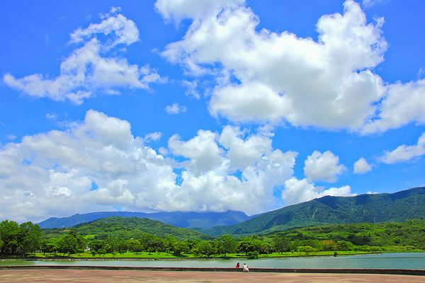大坡池： [遊記]【台東池上鄉】大坡池。 藍天白雲與湖畔之美