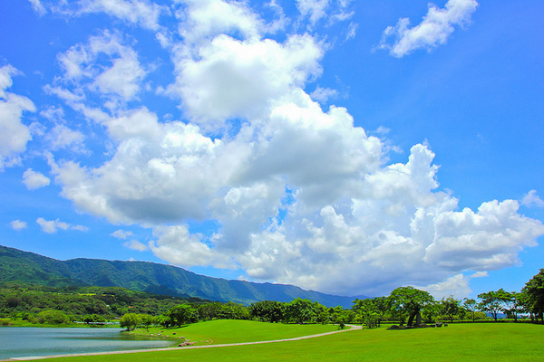 大坡池： [遊記]【台東池上鄉】大坡池。 藍天白雲與湖畔之美