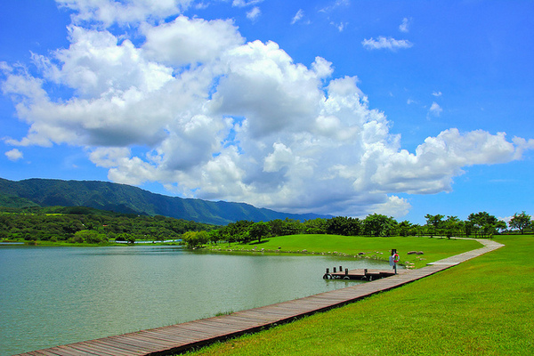 大坡池： [遊記]【台東池上鄉】大坡池。 藍天白雲與湖畔之美
