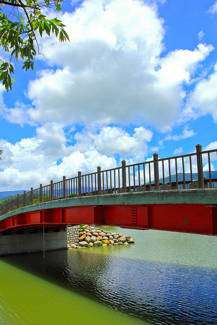 大坡池： [遊記]【台東池上鄉】大坡池。 藍天白雲與湖畔之美