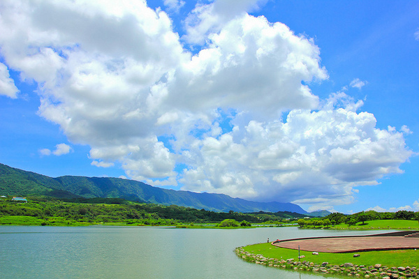 大坡池： [遊記]【台東池上鄉】大坡池。 藍天白雲與湖畔之美