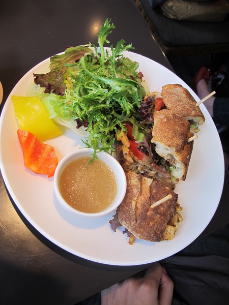 咖啡弄(站前店)：[台北] 咖啡弄 草莓千層好滋味