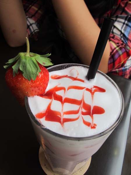 咖啡弄(站前店)：[台北] 咖啡弄 草莓千層好滋味