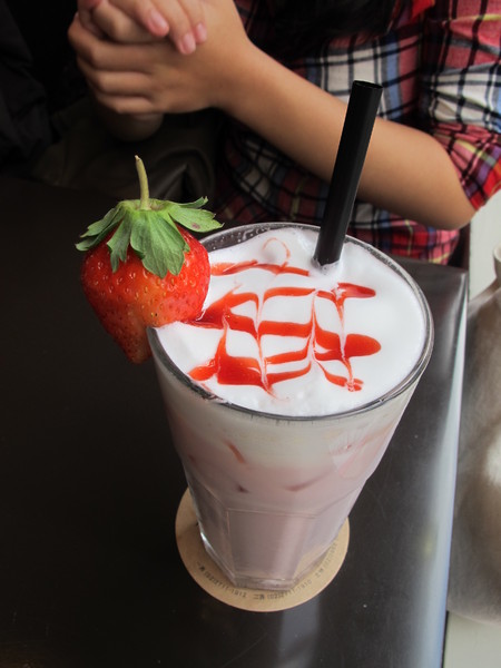 咖啡弄(站前店)：[台北] 咖啡弄 草莓千層好滋味