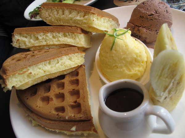 咖啡弄(站前店)：[台北] 咖啡弄 草莓千層好滋味