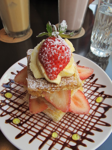 咖啡弄(站前店)：[台北] 咖啡弄 草莓千層好滋味