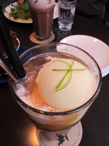 咖啡弄(站前店)：[台北] 咖啡弄 草莓千層好滋味