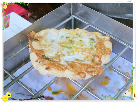 宜蘭-礁溪-柯氏蔥油餅-到此一遊,不吃遺憾-柯氏蔥油餅加蛋-炸油鍋炸蛋