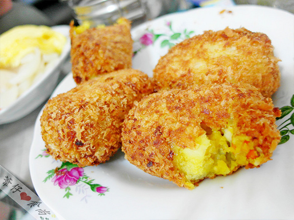 小魔女咖哩：[邀約]小魔女咖哩DIY外面買不到創意自製起司咖哩可樂餅!!!