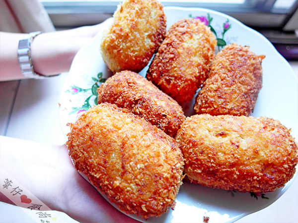 小魔女咖哩：[邀約]小魔女咖哩DIY外面買不到創意自製起司咖哩可樂餅!!!