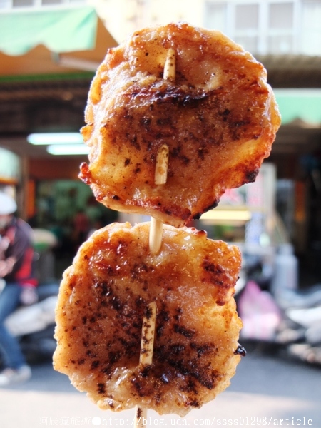 廖家黑輪:【美食特搜。高雄三民區】廖家黑輪。累積50幾年的烤功 手工黑輪片超厚超紮實