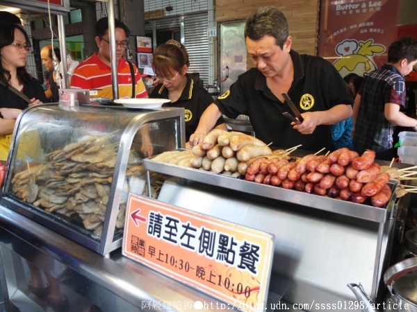 廖家黑輪:【美食特搜。高雄三民區】廖家黑輪。累積50幾年的烤功 手工黑輪片超厚超紮實