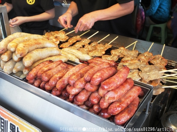 廖家黑輪:【美食特搜。高雄三民區】廖家黑輪。累積50幾年的烤功 手工黑輪片超厚超紮實