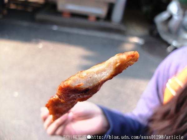 廖家黑輪:【美食特搜。高雄三民區】廖家黑輪。累積50幾年的烤功 手工黑輪片超厚超紮實