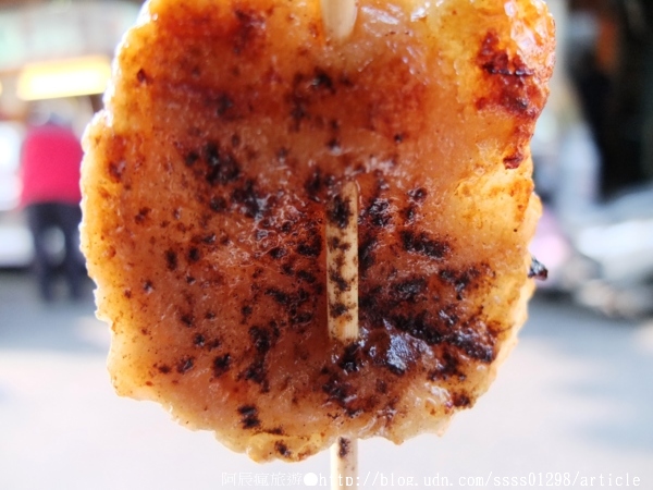 廖家黑輪:【美食特搜。高雄三民區】廖家黑輪。累積50幾年的烤功 手工黑輪片超厚超紮實