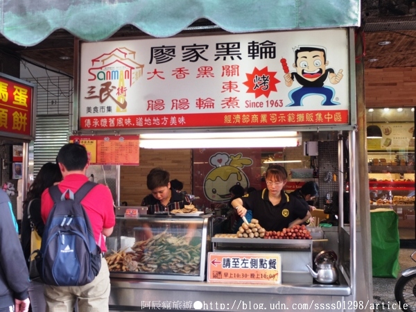 廖家黑輪:【美食特搜。高雄三民區】廖家黑輪。累積50幾年的烤功 手工黑輪片超厚超紮實