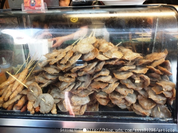 廖家黑輪:【美食特搜。高雄三民區】廖家黑輪。累積50幾年的烤功 手工黑輪片超厚超紮實