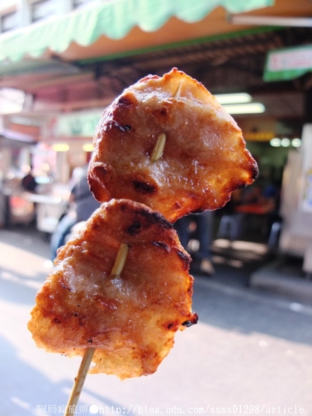 廖家黑輪:【美食特搜。高雄三民區】廖家黑輪。累積50幾年的烤功 手工黑輪片超厚超紮實