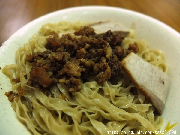 阿萬意麵:【美食特搜。高雄三民區】阿萬意麵。三民市場50年老店 道地鹽水意麵在高雄也吃得到喔!