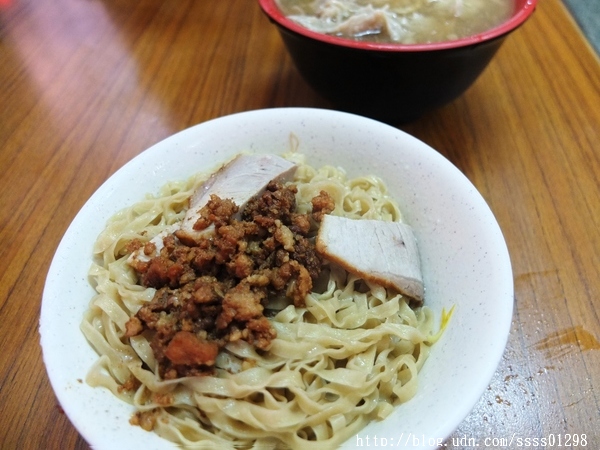 阿萬意麵:【美食特搜。高雄三民區】阿萬意麵。三民市場50年老店 道地鹽水意麵在高雄也吃得到喔!