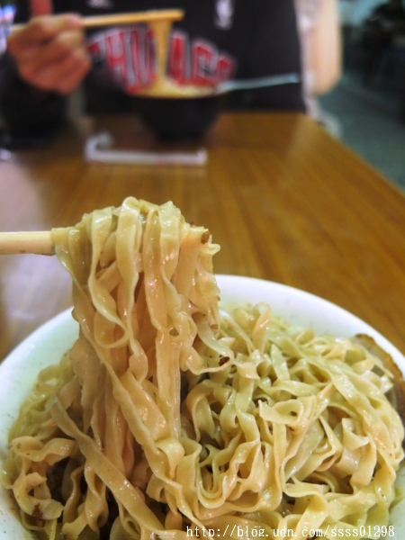 阿萬意麵:【美食特搜。高雄三民區】阿萬意麵。三民市場50年老店 道地鹽水意麵在高雄也吃得到喔!