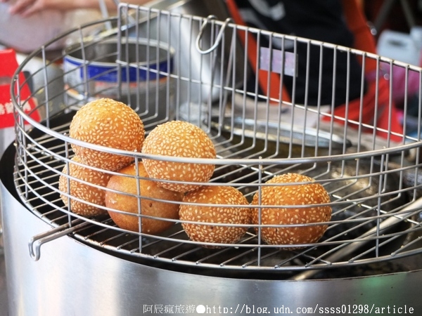 三民街老店燒馬蛋：【美食特搜。高雄三民區】三民街老店燒馬蛋。咀嚼口勁回味無窮 十塊錢銅板價美食