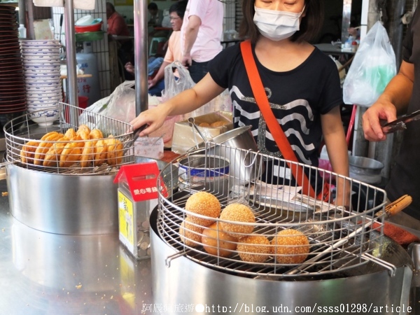 三民街老店燒馬蛋：【美食特搜。高雄三民區】三民街老店燒馬蛋。咀嚼口勁回味無窮 十塊錢銅板價美食