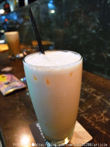 APEULS COFFEE 雅裴詩咖啡：【美食特搜。高雄新興區】雅裴詩咖啡。藏身地底的咖啡館 濃郁咖啡香味徜徉捷運站內