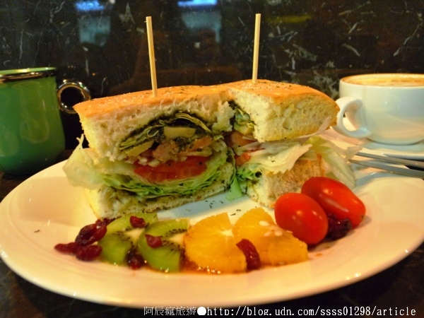 APEULS COFFEE 雅裴詩咖啡：【美食特搜。高雄新興區】雅裴詩咖啡。藏身地底的咖啡館 濃郁咖啡香味徜徉捷運站內