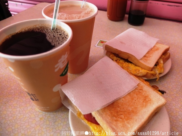 老江紅茶牛奶：【美食特搜。高雄新興區】老江紅茶牛奶。高雄六十年老店 口齒難忘的咖啡茶香