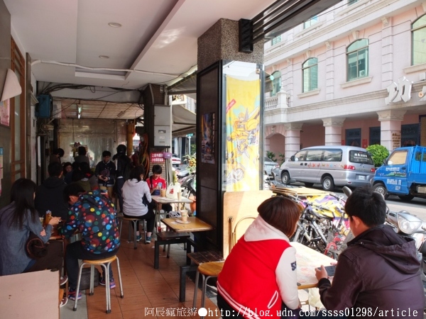 老江紅茶牛奶：【美食特搜。高雄新興區】老江紅茶牛奶。高雄六十年老店 口齒難忘的咖啡茶香