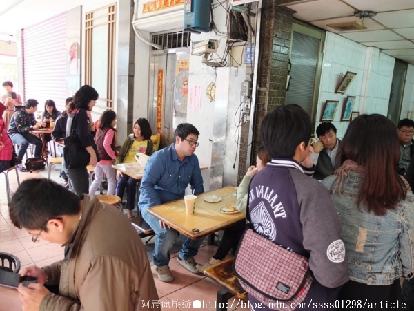 老江紅茶牛奶：【美食特搜。高雄新興區】老江紅茶牛奶。高雄六十年老店 口齒難忘的咖啡茶香