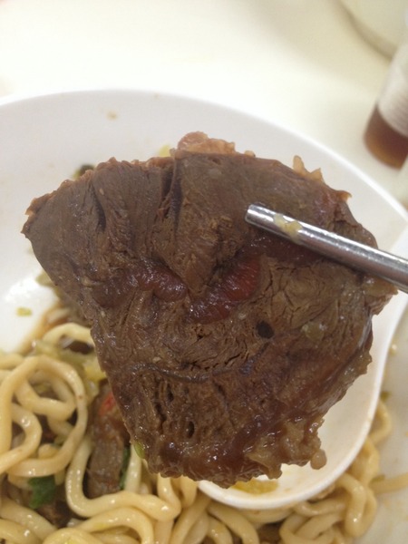 大牛牛肉麵:<小吃>大牛牛肉麵-紅燒湯頭大碗滿意~撐破肚皮也要吃