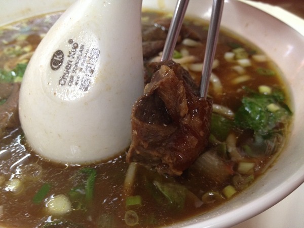 大牛牛肉麵:<小吃>大牛牛肉麵-紅燒湯頭大碗滿意~撐破肚皮也要吃
