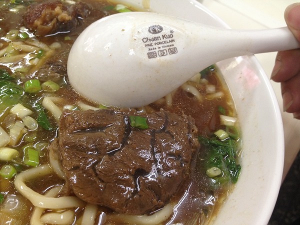 大牛牛肉麵:<小吃>大牛牛肉麵-紅燒湯頭大碗滿意~撐破肚皮也要吃