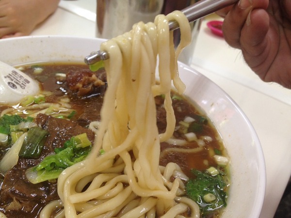 大牛牛肉麵:<小吃>大牛牛肉麵-紅燒湯頭大碗滿意~撐破肚皮也要吃