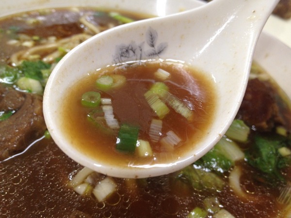 大牛牛肉麵:<小吃>大牛牛肉麵-紅燒湯頭大碗滿意~撐破肚皮也要吃