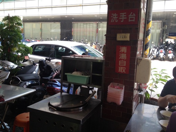 大牛牛肉麵:<小吃>大牛牛肉麵-紅燒湯頭大碗滿意~撐破肚皮也要吃