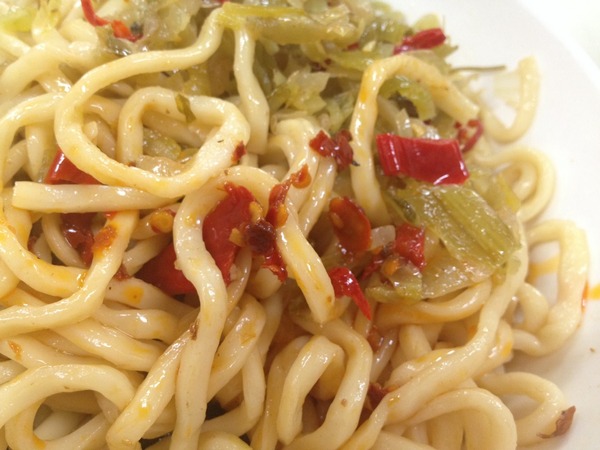 大牛牛肉麵:<小吃>大牛牛肉麵-紅燒湯頭大碗滿意~撐破肚皮也要吃