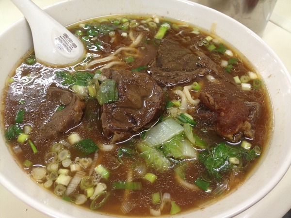 大牛牛肉麵:<小吃>大牛牛肉麵-紅燒湯頭大碗滿意~撐破肚皮也要吃