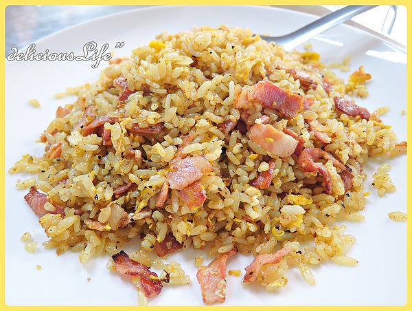 咖哩培根蛋炒飯1
