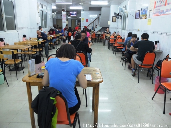 樂卡咪長腳麵專賣店:【美食特搜。高雄鹽埕區】樂卡咪長腳麵專賣店。長居高雄60年 古早味乾麵超推薦 調味簡單人人愛