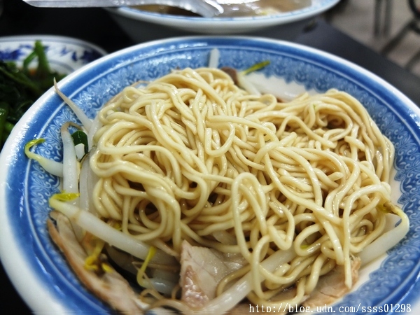 樂卡咪長腳麵專賣店:【美食特搜。高雄鹽埕區】樂卡咪長腳麵專賣店。長居高雄60年 古早味乾麵超推薦 調味簡單人人愛