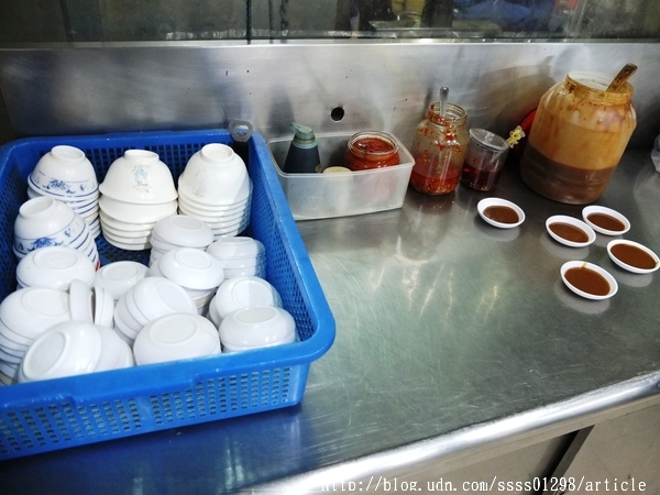 樂卡咪長腳麵專賣店:【美食特搜。高雄鹽埕區】樂卡咪長腳麵專賣店。長居高雄60年 古早味乾麵超推薦 調味簡單人人愛