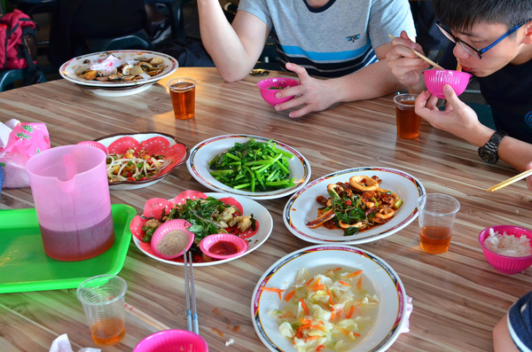 旗津萬三小吃部：『高雄||旗津』南台灣熱情海產-萬三小吃部